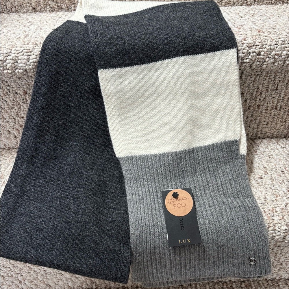 Chaco Men's / Women’s Gray and Cream Scarf